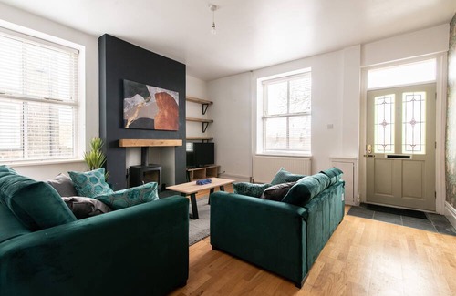 Stubbins House | Lovely 2-Bedroom Conveniently Close to Bury & Manchester