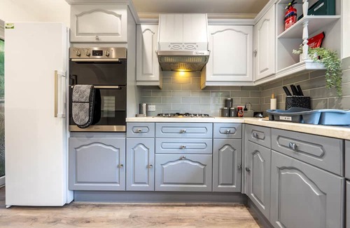 Luton House | Captivating 4 BR Terraced House in Luton's Prime Location