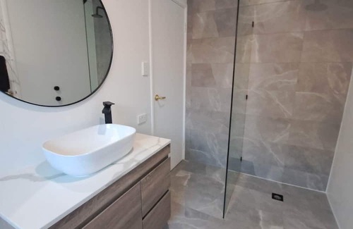 Ballajura House | Paradise on the Lakes - Queen Bedroom