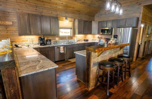 New Plymouth House | Serenity Ridge Scenic Luxury Log Estate Getaway