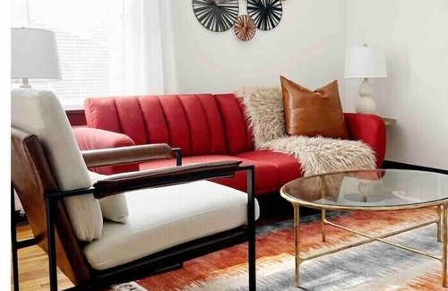 Victory Apartment | Calm Relaxed Renovated 2bd Apt in Convenient Location. Monthly Stays.