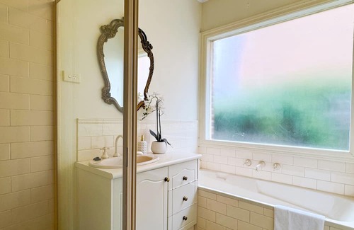 Knoxfield House | Victorian design house, 5-minute walk to lake, 3-minute drive to shopping mall.