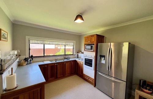 Cavendish House | Family friendly cosy cottage. A short walk to the famous Bunyip Hotel
