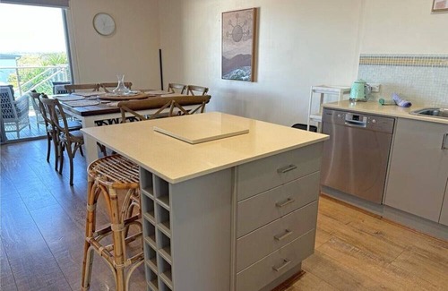 Swansea House | Beach Amore - Between lake and beach