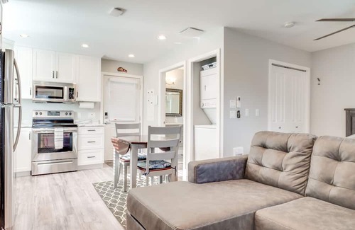 Port Alberni House | The Bear Studio House: Open concept house that sleeps up to 4