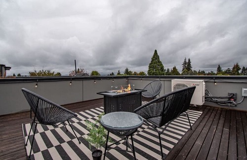 Crown Hill House | Modern 3 Bedroom Townhouse w/Private Rooftop