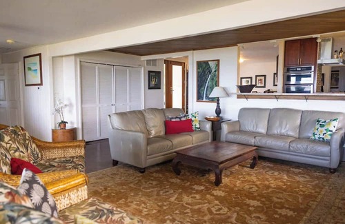 Punaluu House | Beachfront Luxurious Hawaiian Oasis