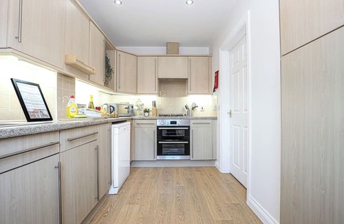 Milton Keynes House | Hunsbury House Sleeps 5 SkyTV Free Parking Self-Check-In