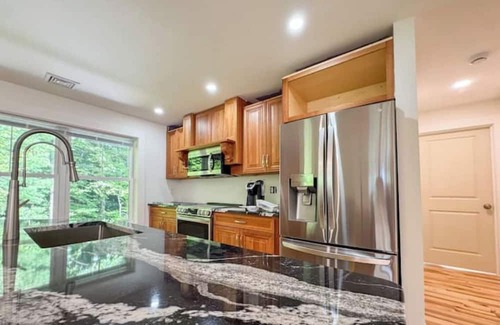 West Lebanon House | Hollis- Queen Beds-In-Unit Laundry-Peace and Quiet