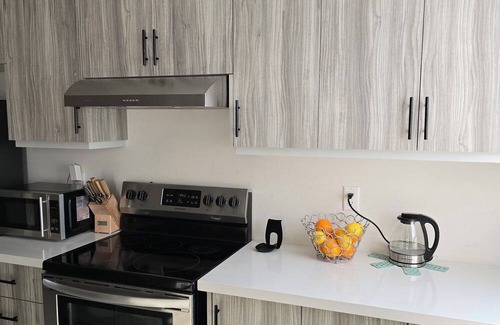 Airport Road Business Centre House | Relax and Recharge ! Cheerful Home away from Home , 15 min from the airport