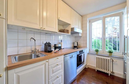 Wijk van de Squares House | European Union and Grand Place. Luxurious 6-BR Mansion