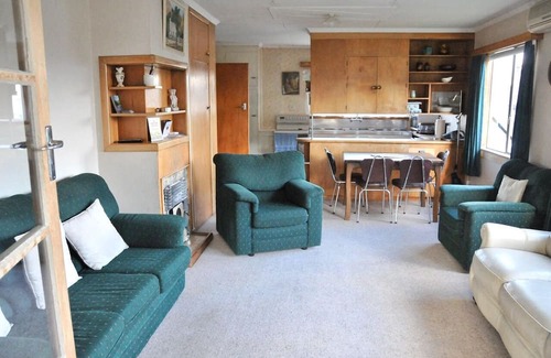 Bouvet Island House | Affordable Retro Bach in beautiful Arrowtown