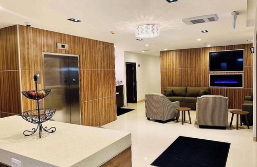 Northeast Mississauga Apartment | Hotel Chandni Victoria -King Room