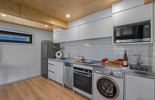 Sunshine Bay House | Arawata Luxury Chalet