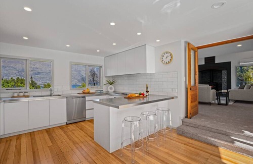 Sunshine Bay Apartment | Arawata Retreat 3BRM Luxury
