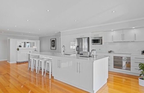 Glenorchy House | Bowden House -Huge Family Home In Hobart -8 Bedroom, 6 Bathroom, 5 Living zones