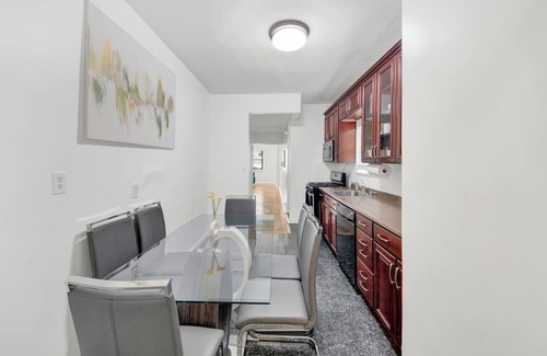 Southeast Yonkers House | Designer Home 3BR Retreat mins to NYC H1