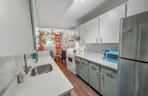 Sunnyside House | Calgary Bow River Haven - 3-Bed Bi-Level Suite