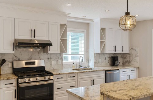 Signal Hill House | Modern 4BR Home with Garage, Fireplace & Backyard