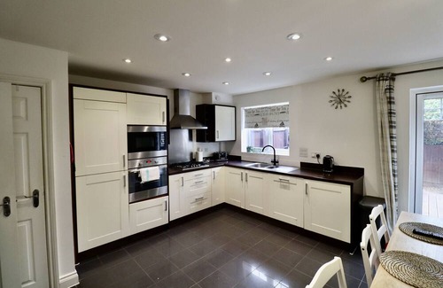 Bray on Thames Ski Chalet | Modern 5-Bedroom House in Maidenhead
