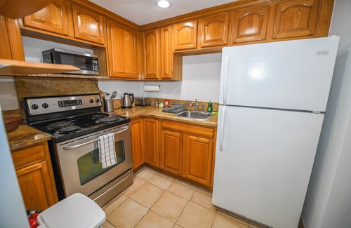 Pembroke Apartment | Cozy 1 bed-Apt in Quiet Pembroke-5 mins from Hamilton and Admiralty Beach