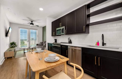 Tullamarine Apartment | Cozy 1BD – Walk to Whole Foods Midtown