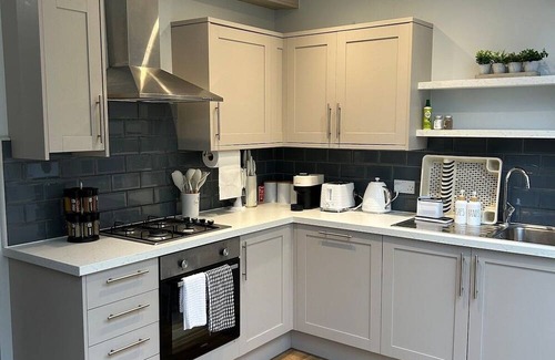 Greenhithe House | Luxury 4BR House , Bluewater, Dartford, Parking