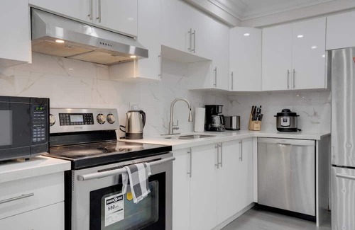 Vaughan House | Vaughan cozy room near Wonderland with office workspace with internet