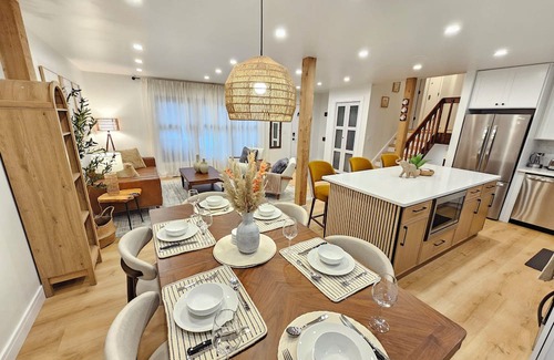 Waukegan House | Modern Retreat near Six Flags & Naval Base