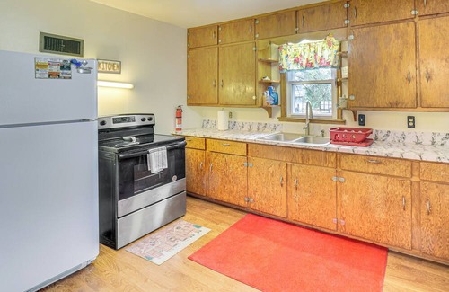 Gary House | Walk to Restaurant & Bar: Home w/Deck in Gary