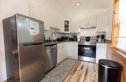 St. Albans Historic District House | Entire 1 Bdrm house, 5 mins from NWMC and DwnTwn