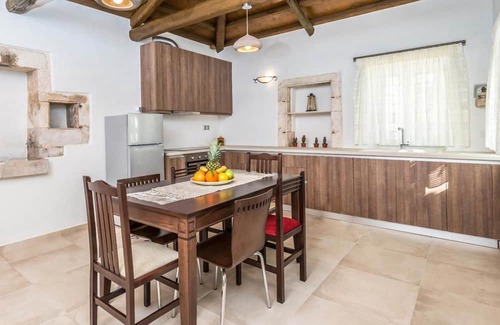 Loucha Villa | Villa "Callisto" with Mountain View, Wi-Fi, and Air Conditioning