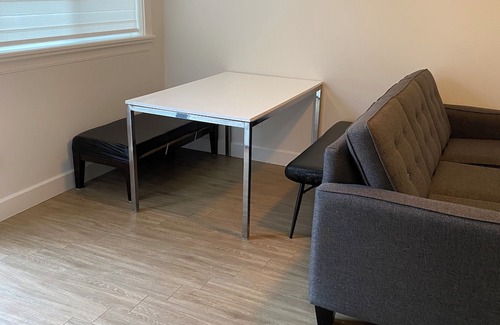 East Newton North House | Spacious 3-bedroom Suite in fabulous Surrey Wi-Fi, EV Charging, Basketball Court