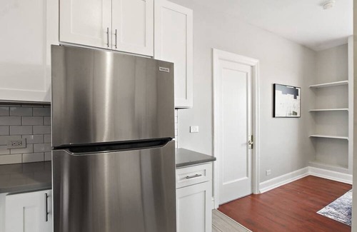 Hyde Park Apartment | Sleek & Spacious 3BR Apartment