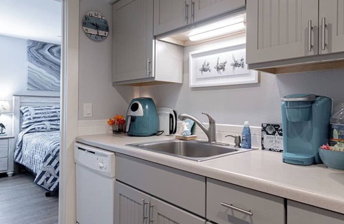 Port Aransas Condo | Roomy 1 BDRM block from the BEACH Large Pool w/a Private Courtyard