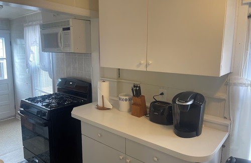 North End House | Downtown 5 Bedroom Single Family that SLEEPS 14!