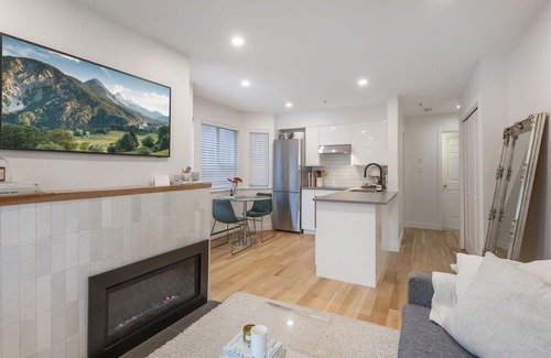 Grandview-Woodland Condo | D20 - Modern urban living