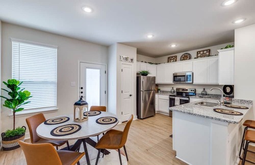 San Antonio House | Amazing 3 Bed 2 Bath Walk to Everything 6 Flags is Minutes Away