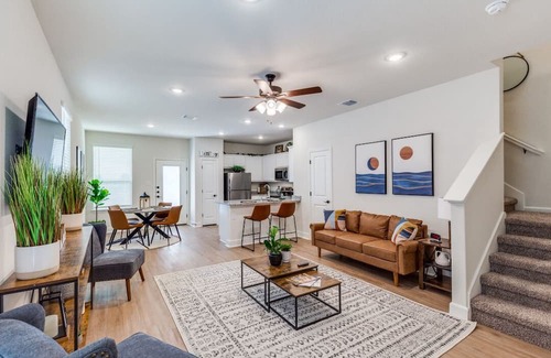 San Antonio House | Amazing 3 Bed 2 Bath Walk to Everything 6 Flags is Minutes Away