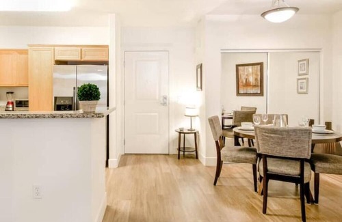 Westwood Apartment | Penthouse Fountain View 2 Bed 2 Bath Apartment G19