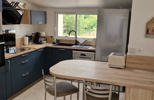 La Fleche Cottage | Riverside Retreat: Cozy 3BR Home, Near Zoo, Stunning Views, Free WiFi, Parking & More!