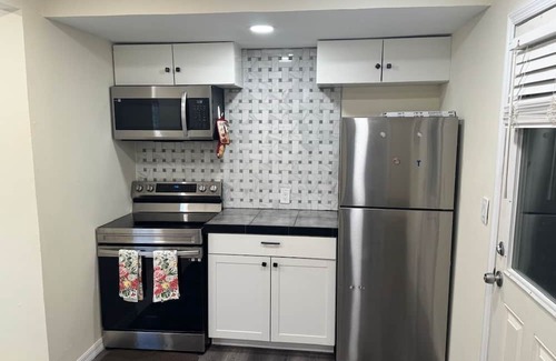 St. Petersburg - Clearwater House | Charming 2-bedroom Bungalow with WiFi, AC in close to downtown St. Petersburg