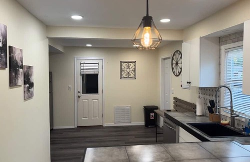 St. Petersburg - Clearwater House | Charming 2-bedroom Bungalow with WiFi, AC in close to downtown St. Petersburg