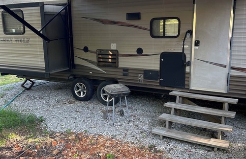 Mountain View RV Rental | 2 Bedroom Camper in the Folk Music Capital-Pet Friendly-Close to Golf Course