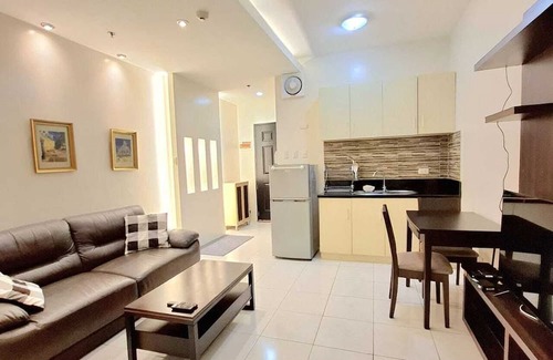 Ermita Night District Apartment | Luxury 1-bedroom apartment with Manila Bayviews with AC, Pool, Balcony, Netflix