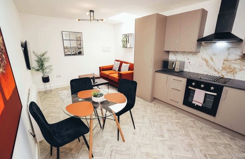 Barrow-on-Trent Apartment | Hen & Chickens Luxury Apt Free Parking | By DerBnB