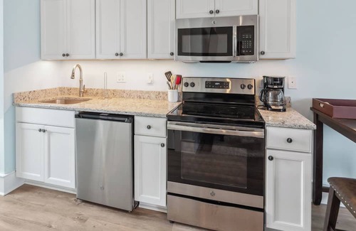 Historic Downtown Manteo Apartment | Myrtle's Retreat* Walk to Festival Park & Downtown