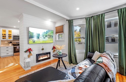 Framingham Condo | Luxurious 3BR Condo in Suburban Charm & Quick Access to Boston