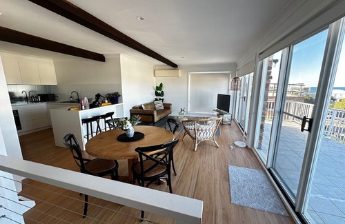 Wamberal Apartment | 100m from Beach: The Wambi Getaway, Pet Friendly, 2BR, Entire Apartment and Yard