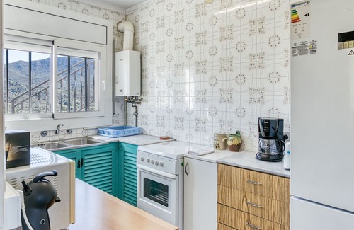 Llanca Apartment | Apartment 'Marval' with Sea View, Wi-Fi and Air Conditioning